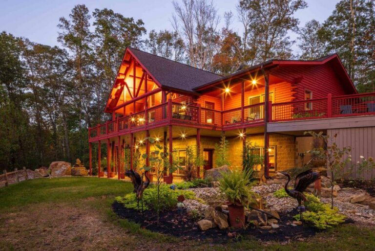Stay Together in Large Group Vacation Rentals in Hocking Hills: The photo shows the exterior of one of the cabins