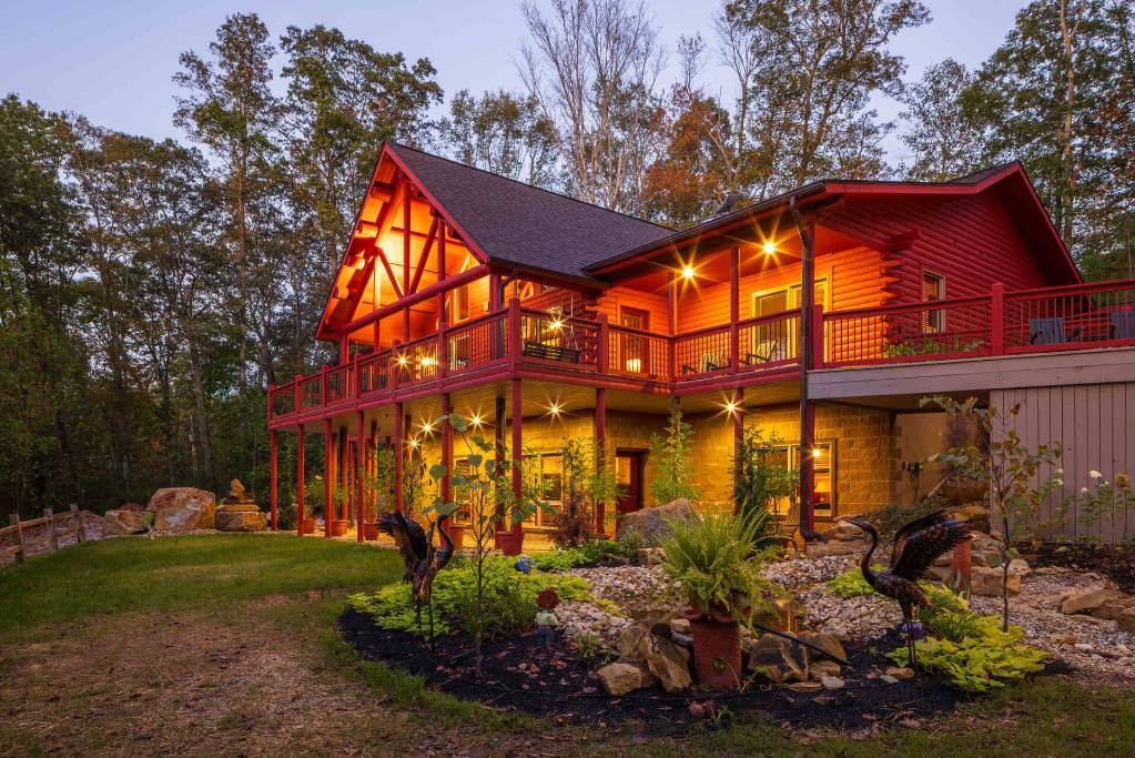 Stay Together in Large Group Vacation Rentals in Hocking Hills: The photo shows the exterior of one of the cabins